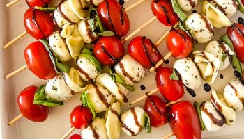 mozzarella cu frigarui de rosii